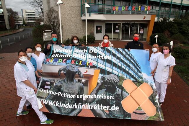 Mitarbeiter:innen der Kinderklinik sowie in der Mitte Oliver Schmidt (Initiator), Claudia Kirschbaum  (Pflegedienstleistung der Kinderklinik), Stefanie Wied (Geschäftsführerin der Kinderklinik) und Denis Waldästl (Initiator).  | Foto: Initiative