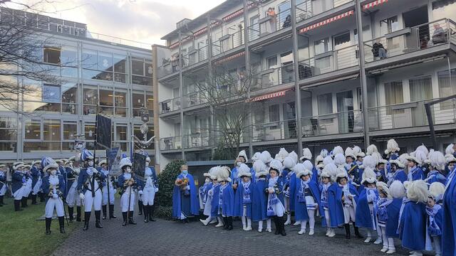 140 Blau-Weisse marschierten im Garten des Seniorenheimes „Am hohen Ufer“ auf. | Foto: Funken
