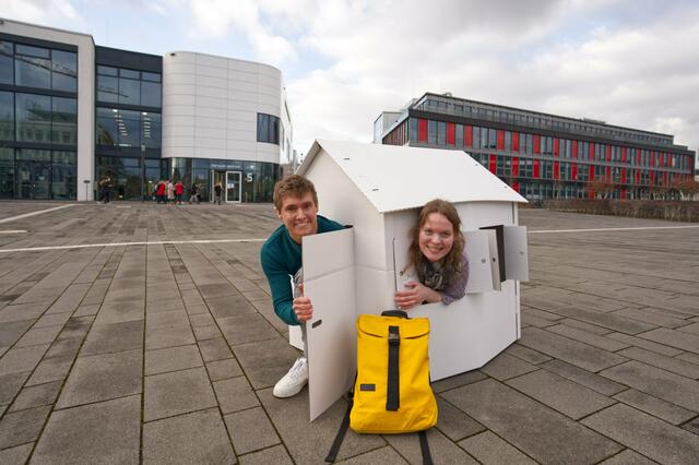 Über „ZimmerFrei?!“ zielgerichtet Studierende ansprechen. Isa Mollen und Hendrik Schönenberg suchen offenbar auch noch, sind aber ganz zuversichtlich, nachdem sie jetzt „Zimmerfrei?!“ kennen.  | Foto: Gregor Hübl / Universität Bonn 2022