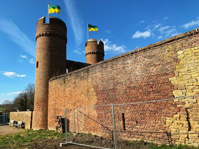 Im Zuge der vorbereiteten Baumaßnahmen wird der Bereich, wo später der Baukörper aufgebaut wird, saniert und für den Wiederaufbau vorbereitet.  | Foto: Stadt Zülpich / Torsten Beulen