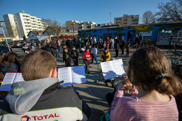 Im Rahmen einer kleinen Feier freuten sich Kinder, Jugendliche und Erwachsene über die Wiedereröffnung des frisch sdanierten Treffs „Kinder City“.  | Foto: prl