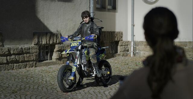Im bedrohlich-beschaulichen Hellheim trifft Minthe auf dubiose Gestalten wie Bikerlady Eva (Ruby O. Fee) und den düsteren Dr. Schwarz (Ralf Drexler).