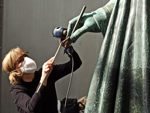 Betina Roß bearbeitet den „Beethoven“ sorgfältig mit Fön und Pinsel und trägt eine schützende Wachsschicht auf.  | Foto: fes