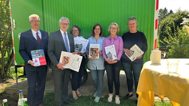 Stadtführerin Petra Lentes-Meyer (2. v. re.) und ihre Mitstreiter haben einen Stadtführer für Kinder gemacht, der in einer Auflage von 2.500 Exemplaren erscheint. | Foto: Stadt Brühl