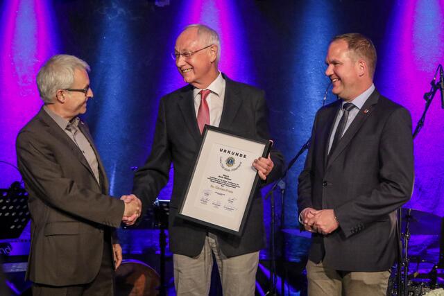 Ehrenamt wird geehrt. Alois Wilmer (Mitte) vom Heimat- und Kulturverein erhält den Dr. Kürten Preis von Bürgermeister Dirk Breuer (re) und Lions Club Hürth Präsident Hans Peter Tschorn (li).