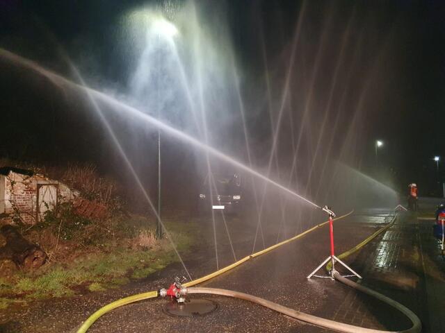 Die Feuerwehr der Stadt Kerpen hat bereits Übungen durchgeführt, wie Wald- und Vegetationsbrände zu bekämpfen sind. Das Bild zeigt eine „Riegelstellung“.