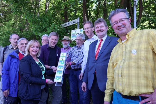 Gemeinsam zeigten die Redner und Ehrengäste, wie eine moderne Wanderwegbeschilderung in der Eifel heute aussieht.  | Foto: Bild: Michael Thalken/Eifeler Presse Agentur/epa