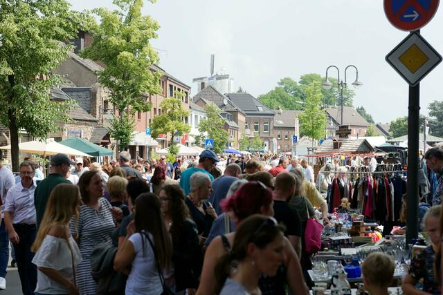 Die Stommelner Woche, die seit den 1970er Jahren im Mühlenort veranstaltet wird, erfreut sich bei den Besuchern von nah und fern großer Beliebtheit. Ein Highlight ist sicherlich der große Trödelmarkt am Sonntag entlang der Hauptstraße und auf dem Dorfanger. | Foto: Archiv/Holger Eichner