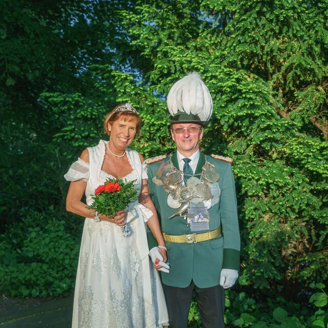 Das seit 2019 noch amtierende Königspaar Hans Georg Wieschollek und Ele Hebbel laden zum Schützenfest ein.  | Foto: Schützen Lützenkirchen