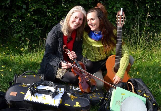 Dr. Nicole Besse (l.) und Uta Horstmann veranstalten zur Ferienspaßaktion der Stadt Mechernich gemeinsam mit dem örtlichen Kinderschutzbund musikalische Workshops für Kinder.