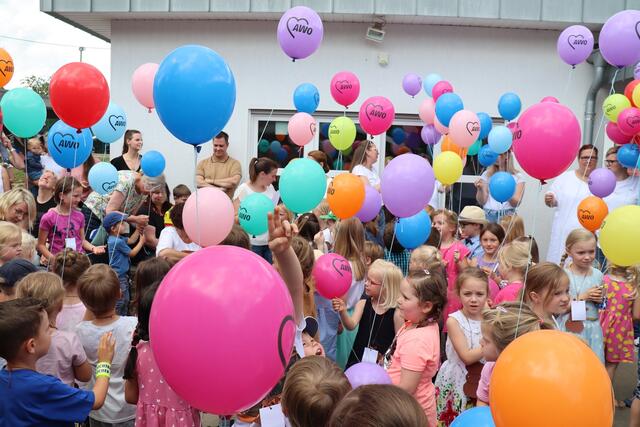 Die Kinder sangen ein Lied und ließen dabei Luftballons steigen.
