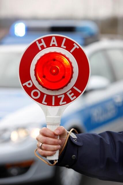 Der Fahrer ignorierte deutliche Anhaltezeichen und den Außenlautsprecher der Polizeibeamten.  | Foto: Polizei