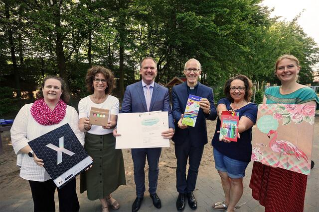Die Partner des Projektes Schulstarterpack überreichen die ersten Tüten mit Schulausstattungen an die Caritas-Kita St. Franziskus in Hürth. Im Foto von links: Katrin Stelzmann (Caritas Rhein-Erft), Julia Priemer-Bleisteiner (Bürgerstiftung Hürth), Dirk Breuer (Bürgermeister Hürth), Pfarrvikar Dr. Stephan Kremer, Ulrike Holtkötter (Caritas-Kita St. Franziskus) und Julia Fehlisch (Jugendamt Hürth). | Foto: Alois Müller