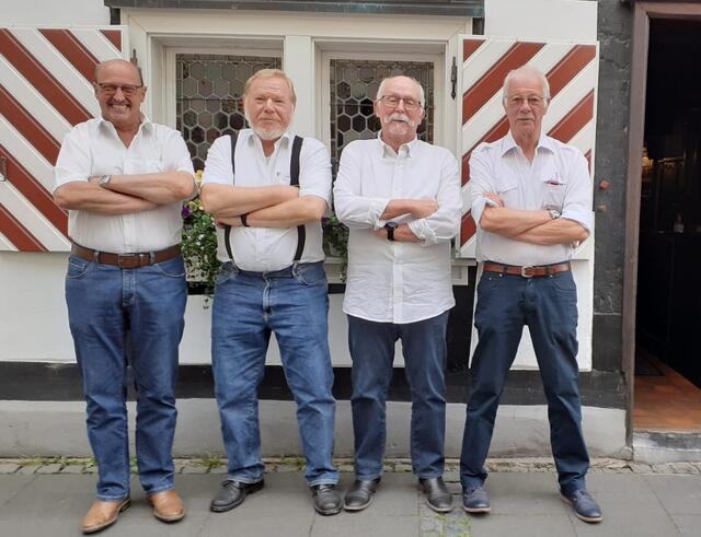 Hans-Theo Potthast, Norbert Menden, Rolf Malinowski und Friedhelm Esser (v.li.) feierten das „goldene“ Jubiläum ihres Stammtischs „Stammtisch Klapp ab“. | Foto: Stammtisch