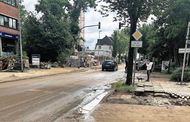 Ein Bild der Zerstörung: Die Koblenzer Straße am Tag nach der Flut.  | Foto: Archivfoto: art