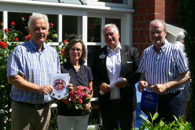 Freude bei den Rheinbacher Lions übder die Auszeichnung für ihr Mitglied: Stefan Raetz (li.); Birgitta Raetz (2. li.), Dr. Frank Rabenschlag (2. re.); Michael F. Firmenich (re.)  | Foto: privat