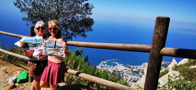 Vom Gipfel des Epomeo auf Ischia grüßen Linde und Julie aus Pulheim. Mutter und Tochter verbringen seit mittlerweile sechs Jahren ihren Urlaub am Golf von Neapel „auf dieser schönen grünen Insel, die so viel zu bieten hat. Wir lieben die Thermalquellen, herausfordernde Wanderwege und das italienische Dolce Vita. Liebe Grüße vom Balkon mit Blick auf den Vesuv" | Foto: Linde und Julie 