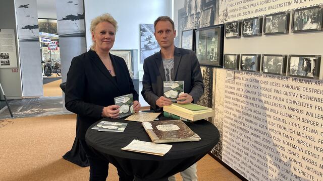 Vizebürgermeisterin Susanne Haase-Mühlbauer und Stadtarchivar Jan Gerull mit dem Stolpersteinwegweiser. Im A5-Quadrat-Format passt er gut in die Tasche, die beim Ablaufen der Standorte getragen wird.  | Foto: Stadt