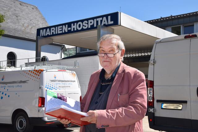 Keine Kranken-,  „nur“ Handwerkerwagen - Dr. Franz-Georg Rips vor der „Baustelle“ Marien-Hospital. | Foto: Düster