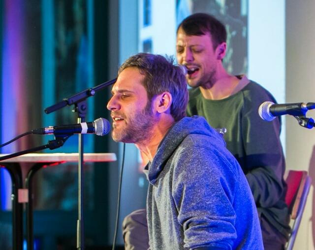Derzeit geben sie nur selten Konzerte, umso mehr dürfen sich die Fans freuen, dass das Duo „positano“ aus Bonn der Top-Act beim „Lazy-Summer-Jam“ im Rheinbacher Freizeitpark ist.  | Foto: Judith Mengel