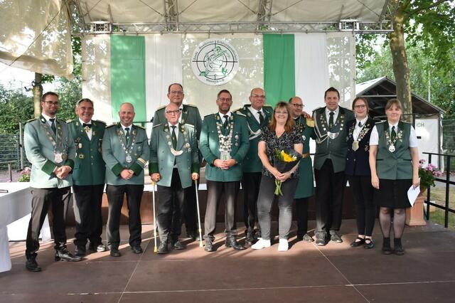 Aus den Reihen der Erftstädter Majestäten wurde die Bezirksmajestät ermitelt. Von links: Kevin Vosen, Jakob Schmitz, Daniel Breuer, Josef Krebs, Ralf Jung, Rene Schumacher, Frank Schiefer, Melanie Schiefer, Bernd Schwärtzel, Sven Reininghaus, Nina Vering, Simone Quantmeyer De Pollack. | Foto: Christina Baer
