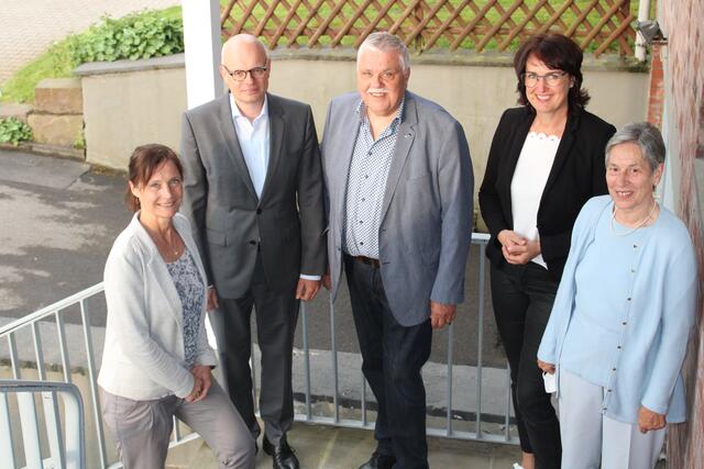 Der neue Vorstand des Fördervereins der Annele-Meinerzhagen-Stiftung: Heike Feykens (l.), Rainer Drevermann (M.), Simone Ufer (2.v.r.)und Rosemarie Schmitz (r.). Bruno Wendeler (2.v.l.) hatte kürzlich den Vorsitz an Drevermann abgegeben. | Foto: Sabine Ludwig