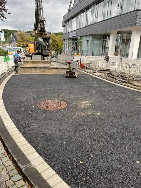 Die Bauarbeiten schreiten voran, so dass die Hauptstraße bald zum Teil wieder einspurig geöffnet werden kann. | Foto: Gemeinde Much