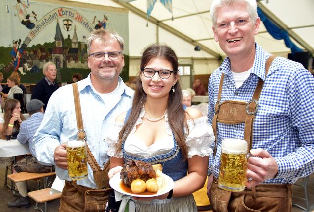 Zwei Jahre war – coronabedingt – Pause, jetzt konnte endlich wieder das Oktoberfest der Stadtsoldaten auf dem Kirchplatz stattfinden. Kommandant Peter Klee (lks.) und Spieß Friedhelm Hammerschlag genossen zusammen mit Pia Bechlenberg die zünftigen bayerischen Spezialitäten im Festzelt. | Foto: Peter Adolf