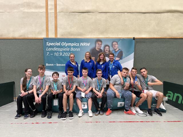 Erfolgreiche Brühlerinnen und Brühler: Die Teilnehmenden der Special Olympics Landesspiele in NRW.  | Foto: Maria-Montessori-Schule Brühl