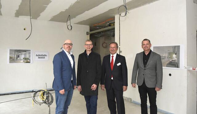 Der künftige Leiter Heiko Mülfarth (li.),Caritas-Chef Peter Altmayer (2.v.re.) und Architekt Michael Abels (re.) informierten unter anderem Ortsvorsteher Markus Frambach (2. v. li.). | Foto: Carsten Preis