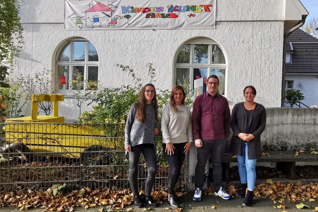 Der neue Vorstand: Sarah Adam, Pauline Wanago, Daniel Engel und Nadine Neigum (v.l.) vor dem „Kinderkunsthaus“. | Foto: Förderverein