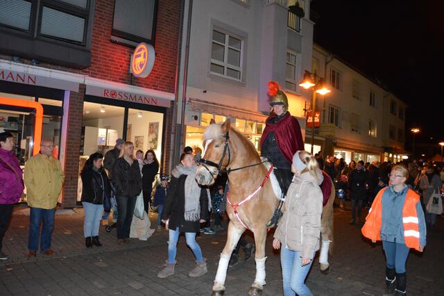Allen voran reitet St. Martin auf dem Pferd durch die Schlebuscher Fußgängerzone.  | Foto: Ursula Willumat