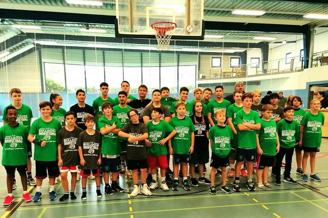 Die jungen Bulldogs feierten spielend 50 Jahre Basketball in der TLG.  | Foto: TLG