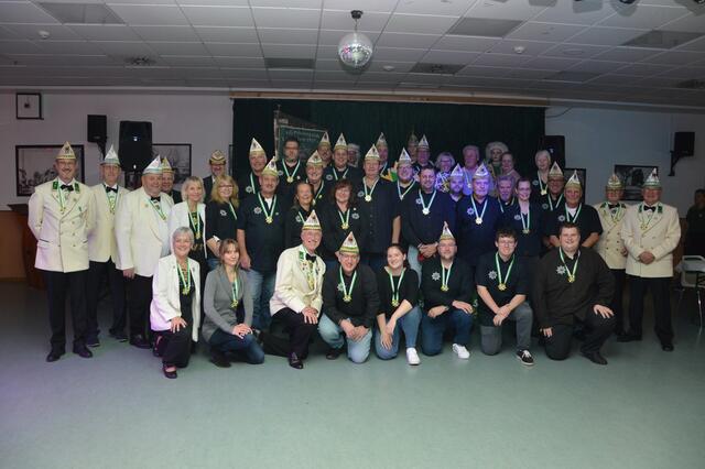 Die große „Prinzengarde-Familie“ feierte gemeinsam mit vielen Leverkusener Gesellschaften in die Session 2022/2023.  | Foto: Ursula Willumat