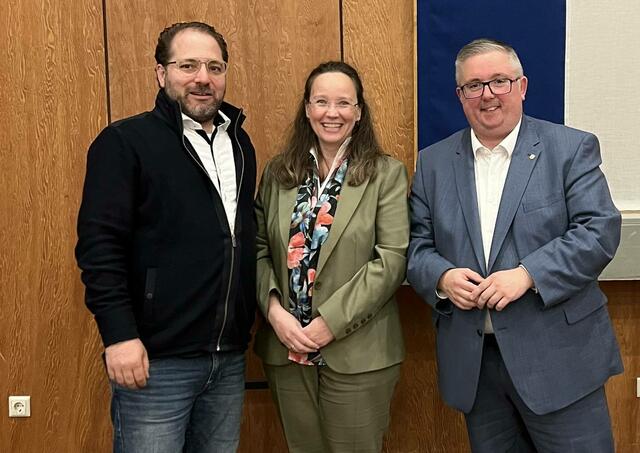 Die beiden neuen Ratsmitglieder Aladdin Beiersdorf-El Schallah und Melanie Hötzel mit dem Fraktionsvorsitzenden Sascha Lienesch (v.l.). | Foto: CDU