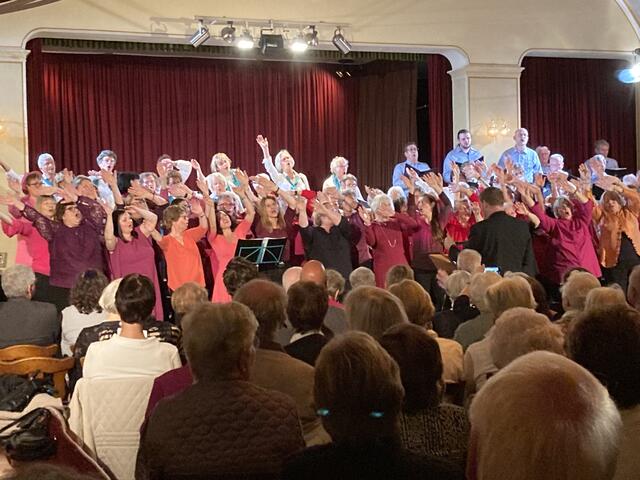 Ein buntes Bild - das Finale beim Herbstkonzert des MGV Rheidt.  | Foto: Grimm
