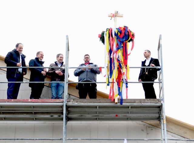 Hoch oben über den Dächern von Hürth-Kalscheuren wurde der traditionelle Richtspruch für den 
„Ankerplatz“ gesprochen und gemeinsam auf den Neubau in der Ursulastraße angestoßen.  | Foto: : GWG Rhein-Erft