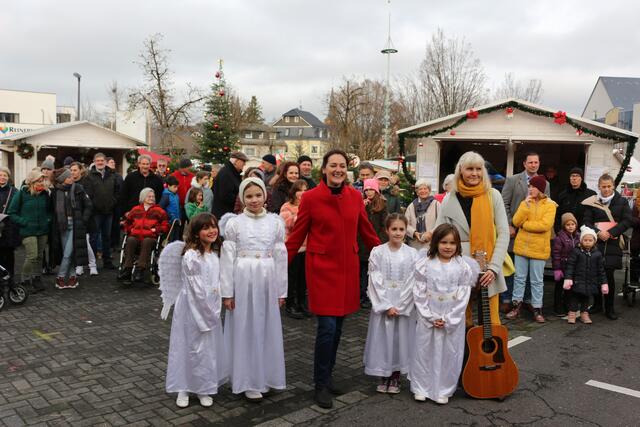 Bürgermeisterin Larissa Weber eröffnete den Waldbröler Weihnachtsmarkt. Sie wurde begleitet von den strahlenden Engelchen aus Eichen. | Foto: Karin Rechenberger