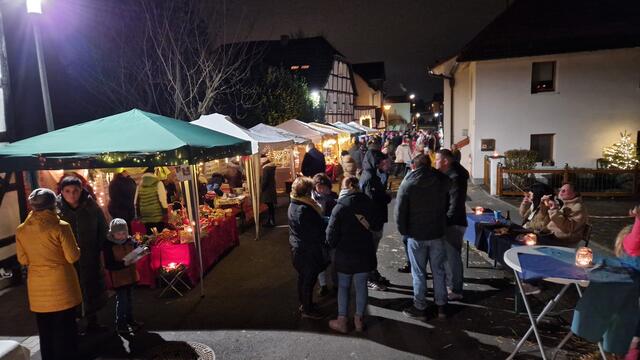 Diesmal war die kleine Budenstadt des Niederbachemer Lichtermarktes zwischen den schmucken Fachwerkhäusern nahe des Henseler Hofes aufgebaut worden – die Straße blieb während des Festes für den Autoverkehr ein paar Stunden gesperrt.   | Foto: AS