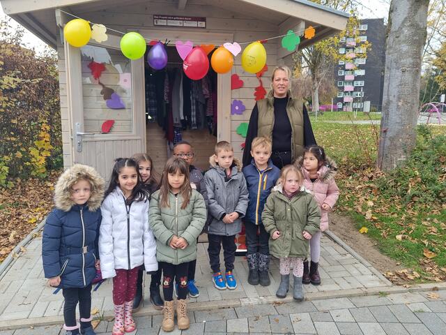 Die Kinder schauen - unter Aufsicht - nach, was sich alles in der Givebox gegenüber der Kita Krümelkiste befindet. | Foto: Nadia Kallidat