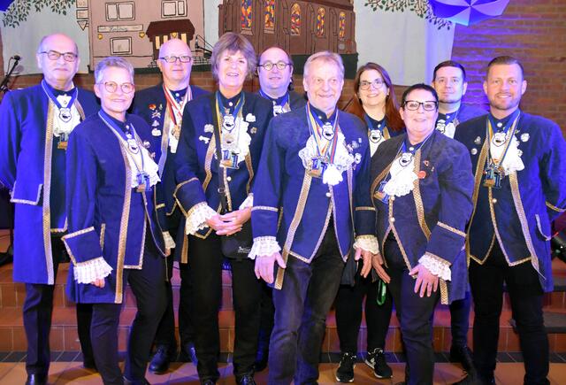 Mit einem Tollitätentreff eröffnete die 1. Karnevalsgemeinschaft Merl mit dem Vorsitzenden Harry Dobrig an der Spitze (5. v. r.) im neuen Jahr das närrische Treiben in der Baumschulstadt. | Foto: Peter Adolf