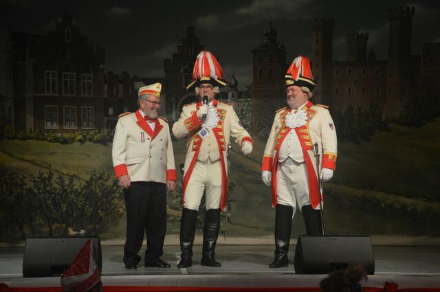 Ehrenkommandant Manfred Bausch, Kommandant Alexander Klement und Ex-Kommandant Stefan Kluth (v.l.) hatten zum 25-jährigen Bestehen „ihrer“ Stadtgarde allen Grund zur Freude. | Foto: Neunzig