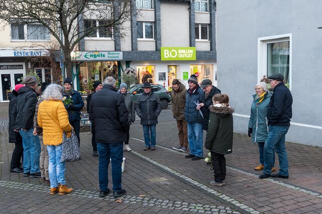 Mitglieder des Heimatvereins Sindorf erinnerten mit der Reinigung der „Stolpersteine“ an die aus Sindorf deportierten und ermordeten jüdischen Familien Nathan und Kahn. | Foto: Heimatverein Sindorf