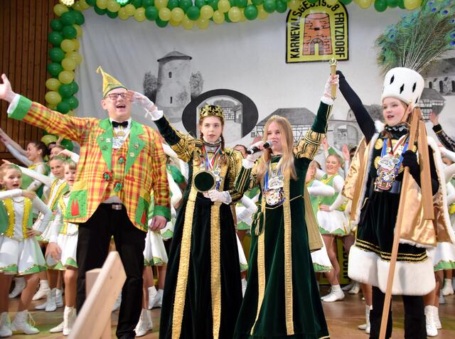 Sitzungspräsident Jörg Engel begrüßte auf der Bühne auch das Fritzdorfer Jugenddreigestirn - Prinzessin Sara I. (Pischel), Jungfrau Kitana (Kläser) und Bäuerin Jana (Niemz).  | Foto: Peter Adolf