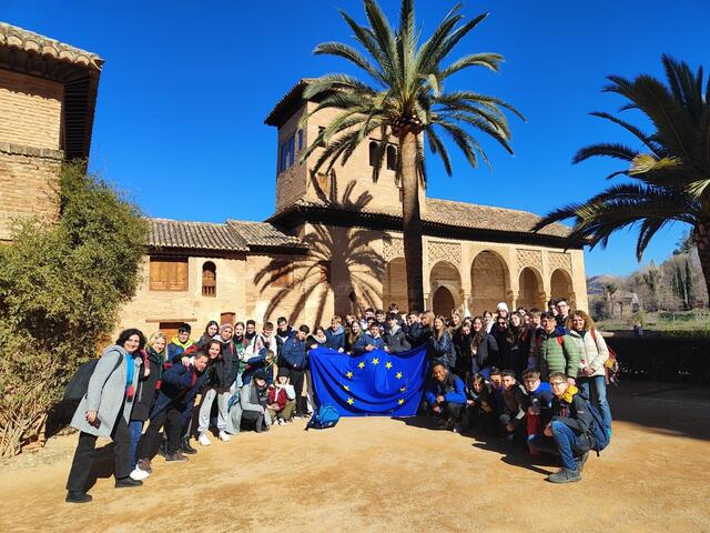 Mit den Gastgebern aus Jamilena in Südspanien besuchten die Schülerinnen und Schüler aus Kerpen unter anderem die weltberühmte Alhambra.  | Foto: Löwe-Lopez