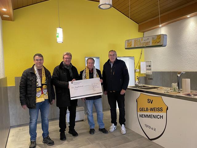 Club-Präsident Manfred Poth (2.v.l.) und Clubmeister Bert Nolden (r.) aus dem Rotary-Club überbrachten die Spende an den Vereinsvorsitzenden Hermann-Josef Marian (2.r.) und Geschäftsführer Udo Zingsheim.  | Foto: Marian