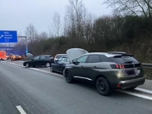 Auf einer Länge von 150 Metern verunfallten insgesamt neun Fahrzeuge.  | Foto: Feuerwehr  Bergheim
