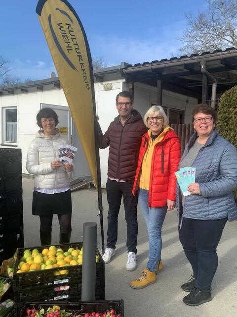 Spendenübergabe vor der neuen Unterkunft der Tafel in Wiehl: Daria Wippermann (Kulturkreis), Tim Vogel (Geschäftsführer Kulturkreis), Liane Althoff (Tafel), Ute Kirchner (Kulturkreis/v.l.).  | Foto: Kulturkreis Wiehl e.V.