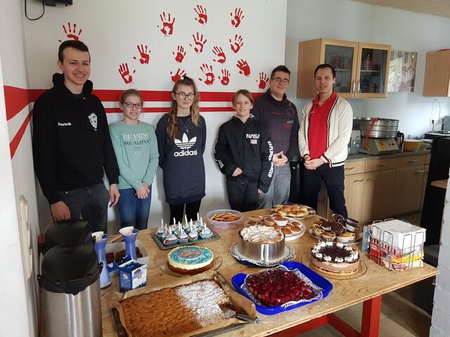 Die Rosbacher Minis an ihrem Kuchenbüffet. 
                                                                              | Foto: Sabrina Jung-Peukert