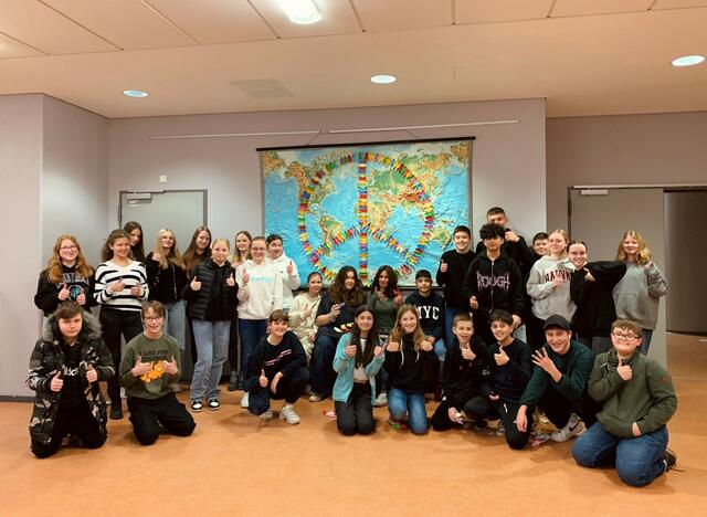 Die Klassensprecher*innen waren fleißig: Viele kleine Papierschiffe bilden das Peace-Zeichen auf der Weltkarte. | Foto: © Gesamtschule Marienheide